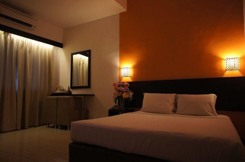 Meldrum Hotel Johor Bahru Exterior foto